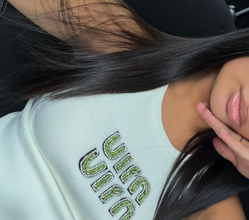 WHITE RIBBED TOP WITH GREEN EMBROIDERED LOGO